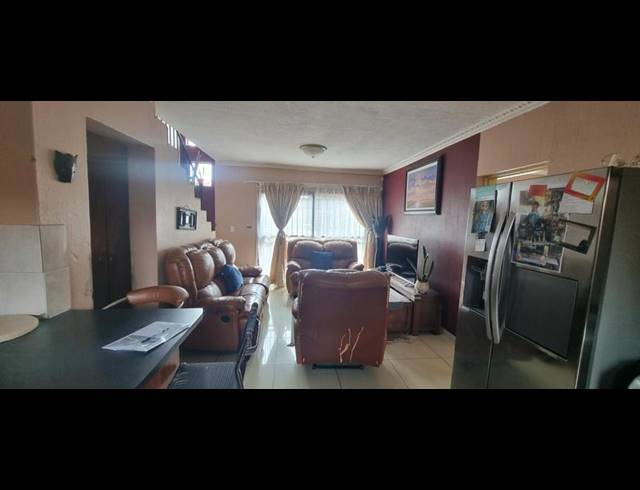 3 BEDROOM TOWNHOUSE FOR SALE IN HEUWELSIG ESTATE